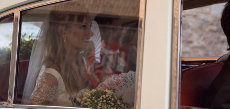 Alba Carrillo llegaba en un espectacular vehículo